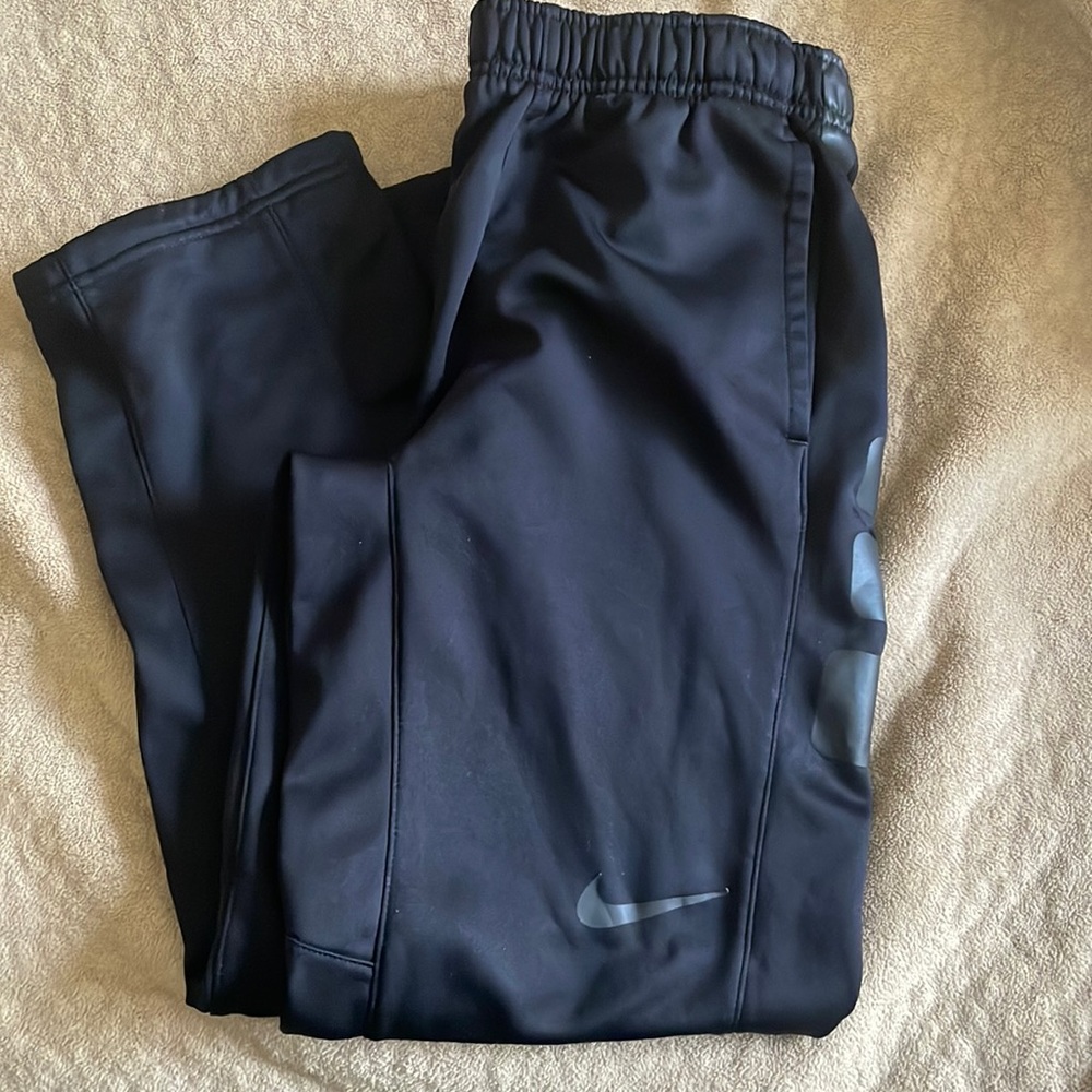 Nike boys Black thermafit sweats size M